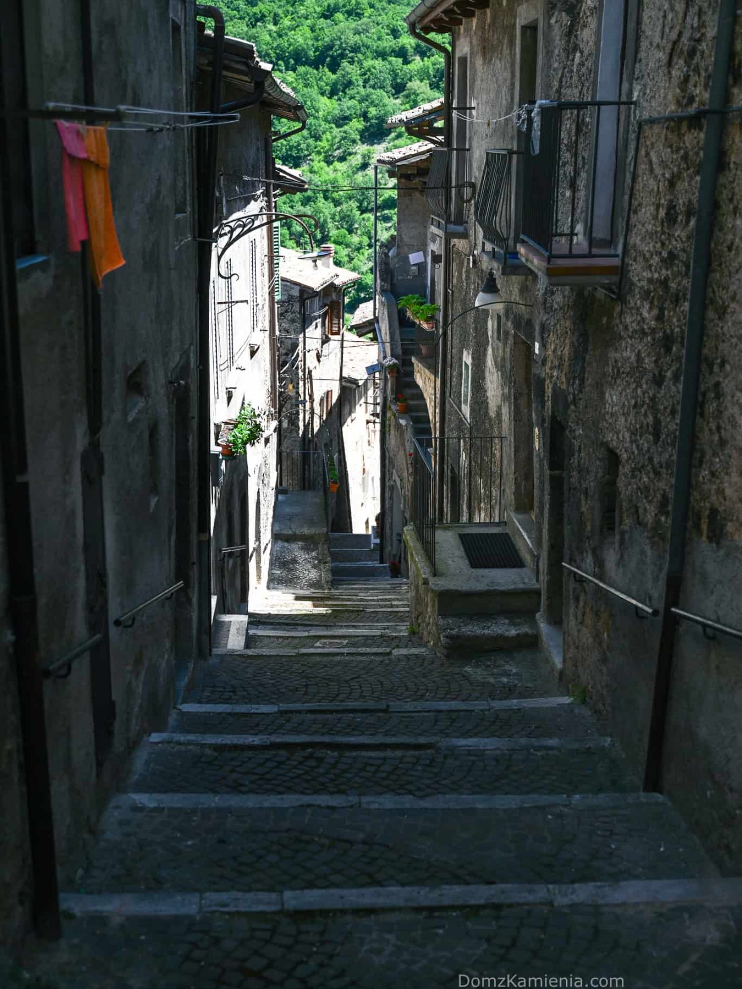 Abruzzo - Scanno, jezioro, Villalago, Eremo di San Domenico - Gole del Sagittario Dom z Kamienia blog