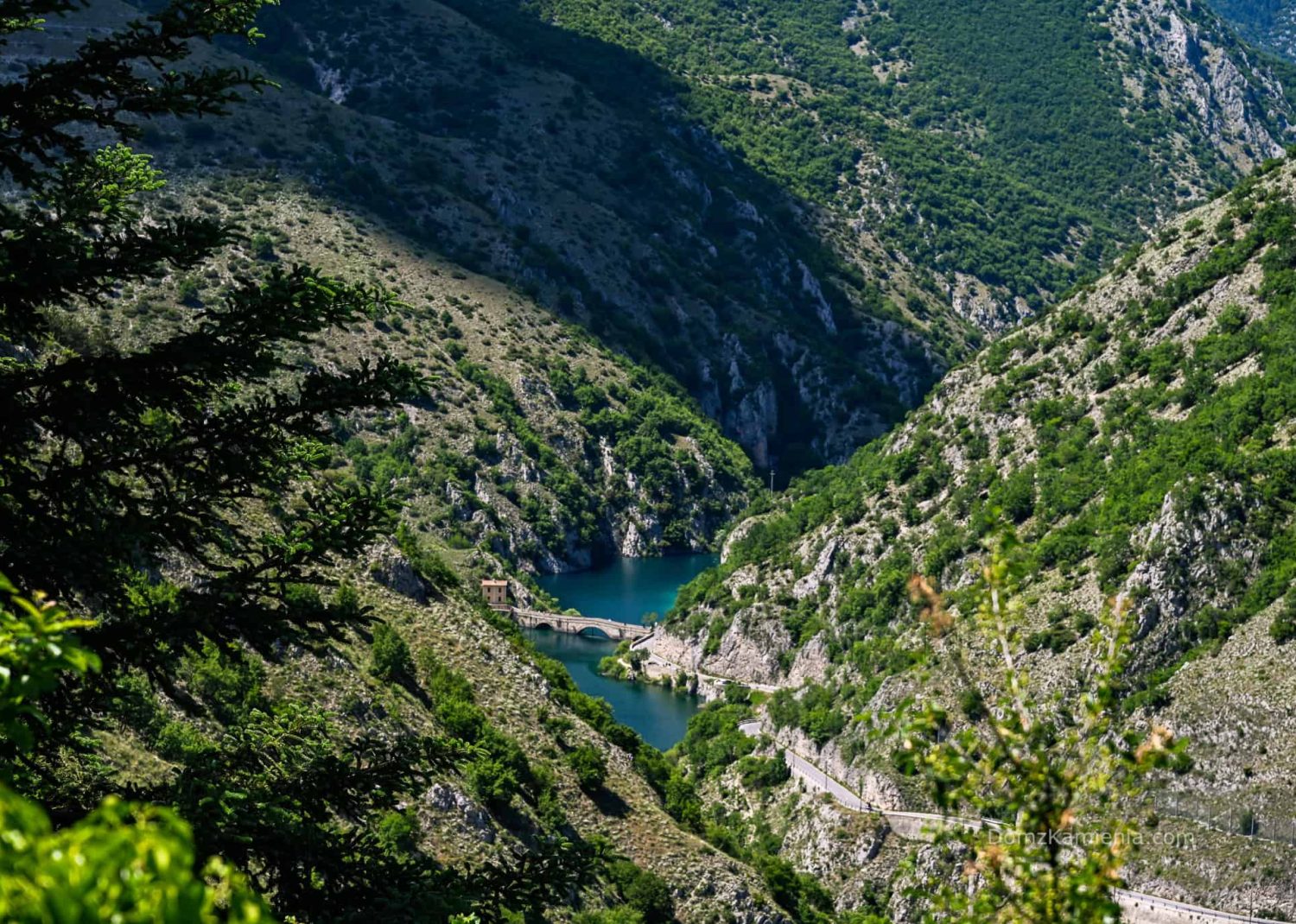 Abruzzo - Scanno, jezioro, Villalago, Eremo di San Domenico - Gole del Sagittario Dom z Kamienia blog