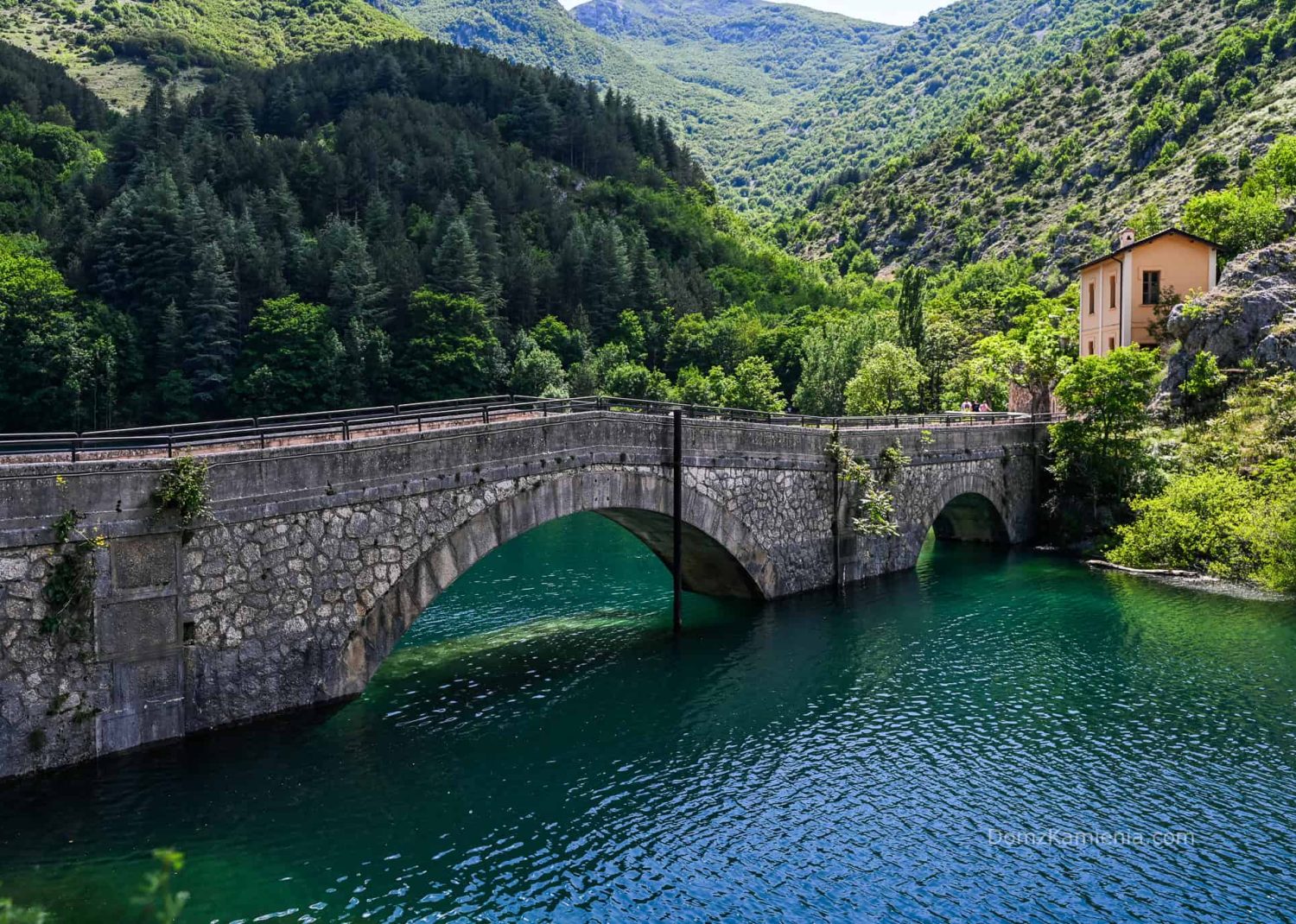 Abruzzo - Scanno, jezioro, Villalago, Eremo di San Domenico - Gole del Sagittario Dom z Kamienia blog