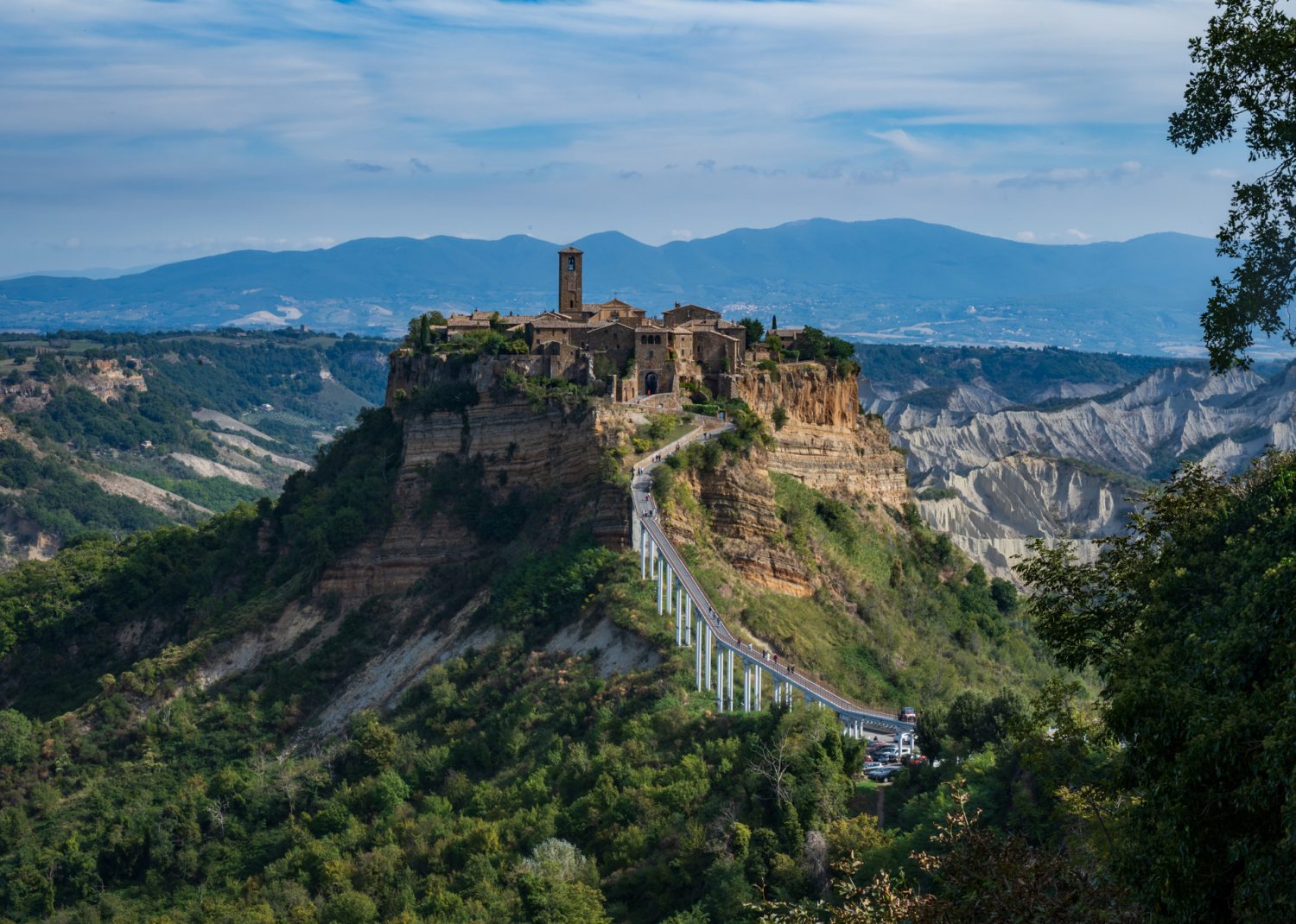 Dawniej było to miasto Etrusków, które z czasem musiało bronić się przed najazdami Rzymian, później Gotów i Longobardów, aż w końcu Państwa Papieskiego. Następnie w 1100 roku zostało ogłoszone wolnym miastem, które - tak czy inaczej - wciąż zmuszone było opierać się dominacji pobliskiego Orvieto. 