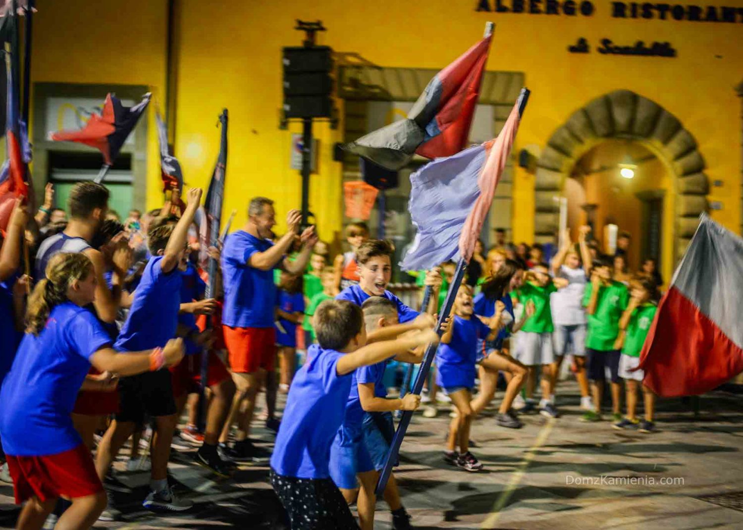 Nasz lokalny turniej regionów każdego roku wzbudzał mnóstwo emocji i kolorował jeszcze bardziej marradyjskie lato. Wielka szkoda, że po pandemii już nie wrócił do letniego kalendarium. Finał rozgrywek zawsze odbywał się właśnie w wieczór San Lorenzo, który jest patronem Marradi. 